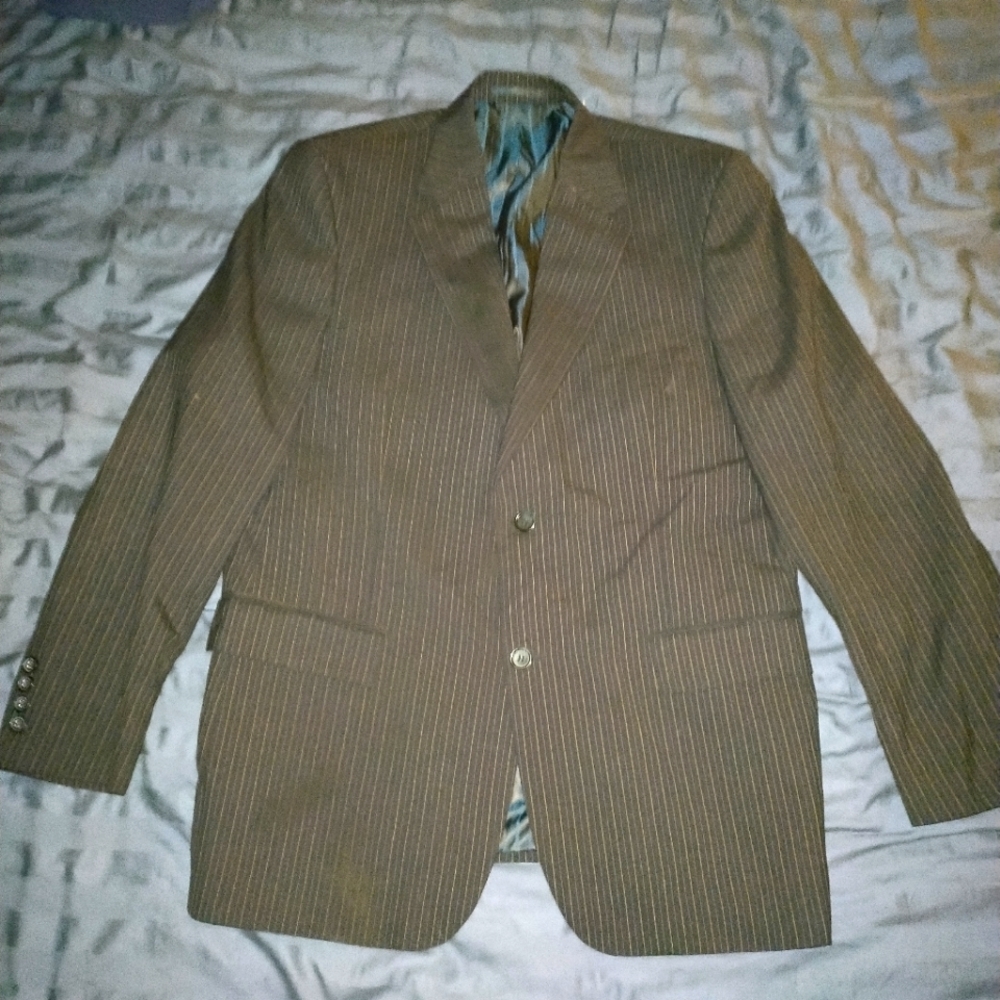 Perry Ellis blazer size is 42R